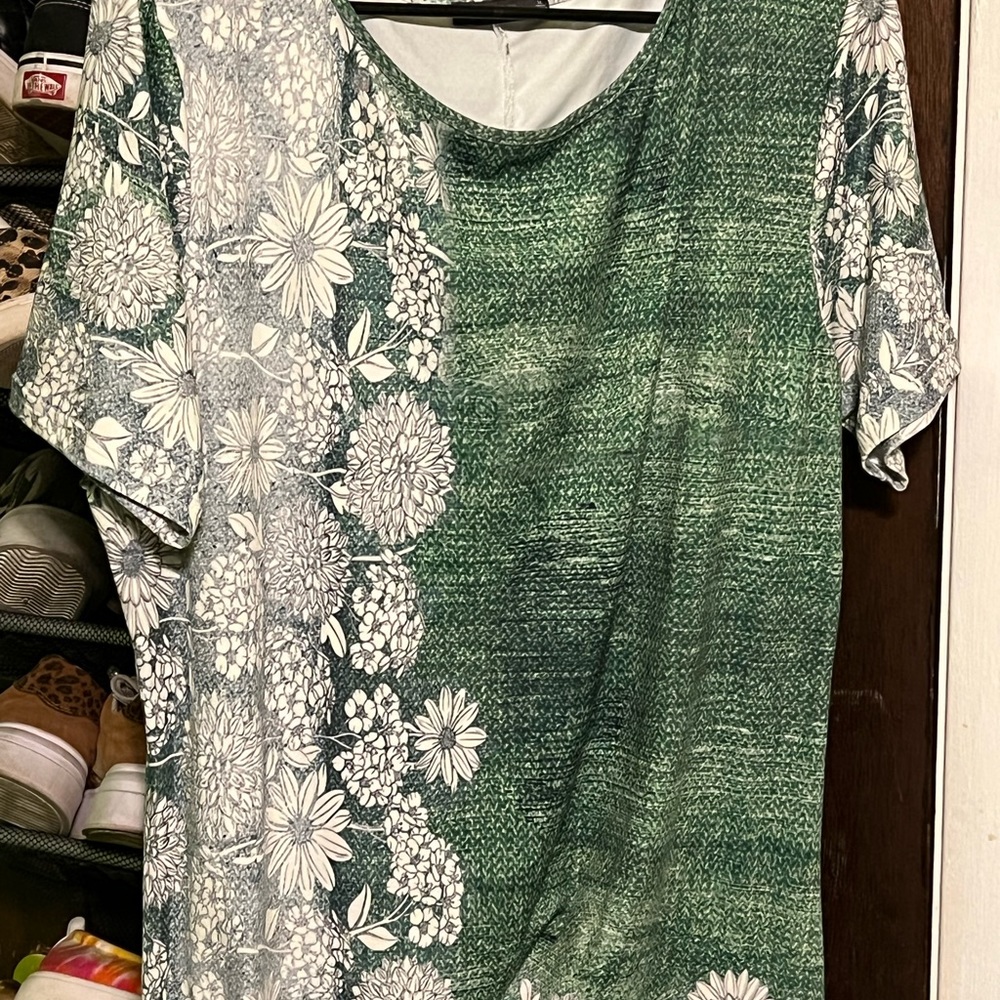 1X Short sleeve green floral print blouse